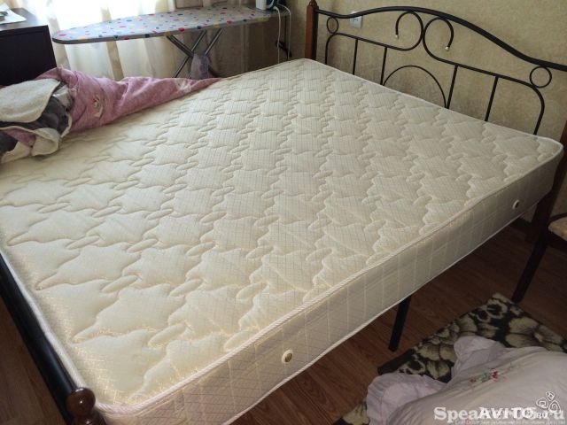 Спальная кровать с матрасом