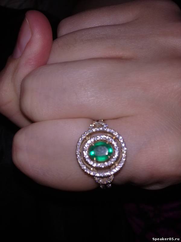 Кольцо с изумрудом и россыпью бриллиантов